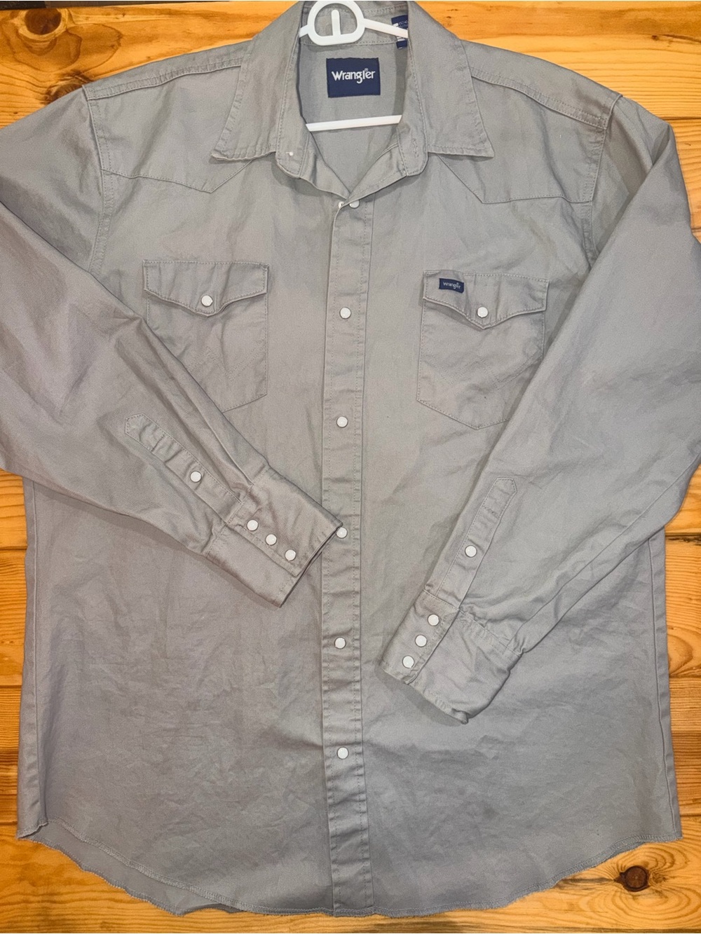 Wrangler Men’s Light Gray Button-Down Western Shirt